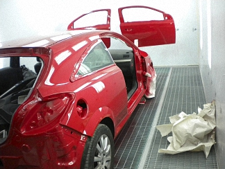 Coche recién pintado secando en el horno